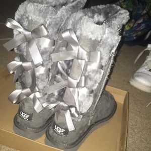 SOLD.           UGGS (3 bows)‼️